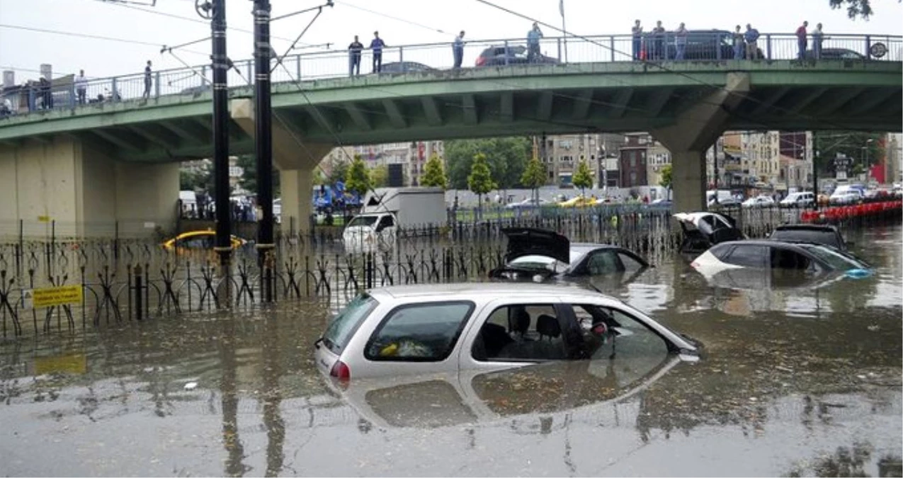 Son Dakika! Meteoroloji, İstanbul\'un Dört İlçesini Sel Baskınlarına Karşı Uyardı