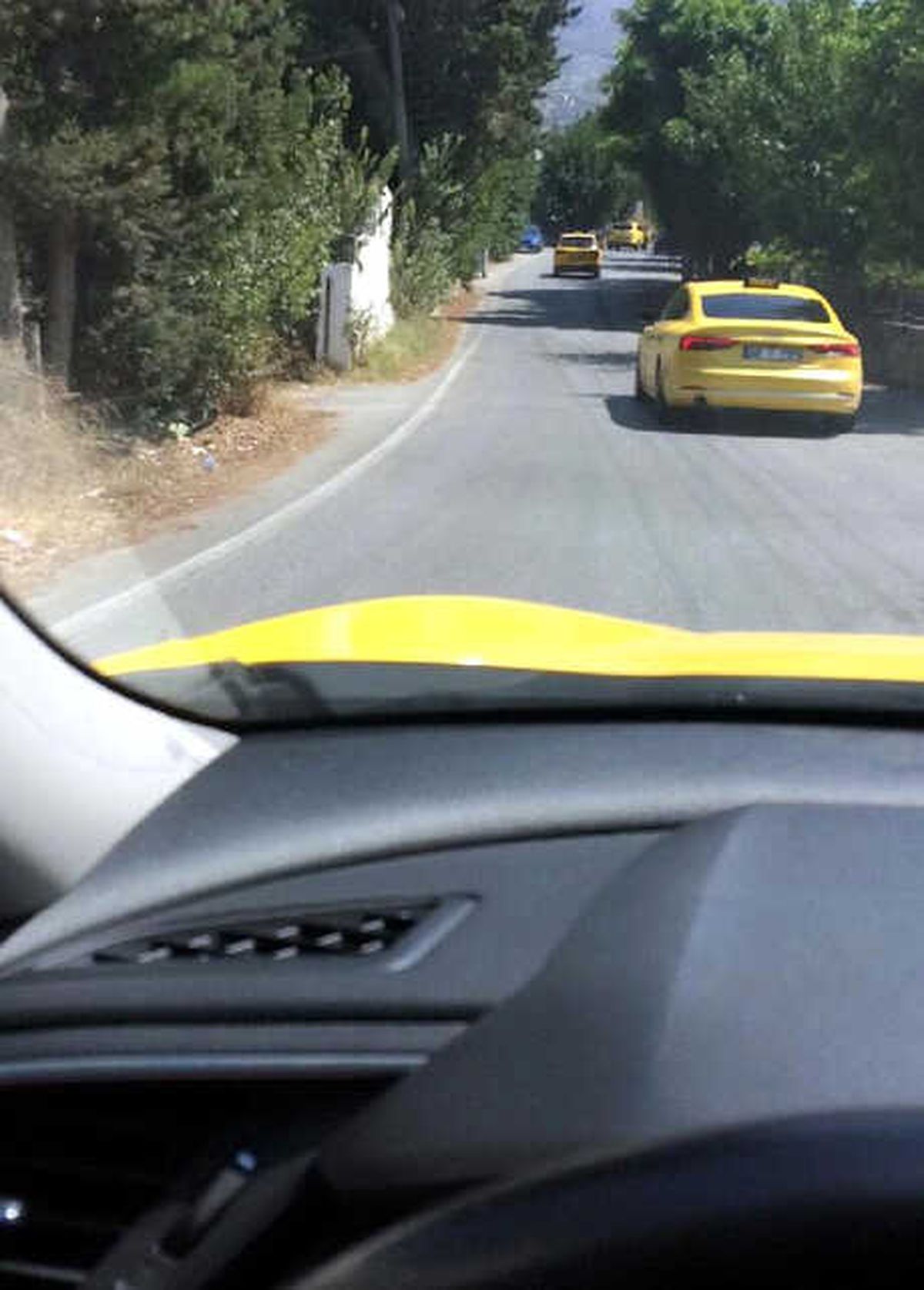 Uber\'e Tepkili Taksiciler, Bodrum Yollarını Sarıya Bürüdü
