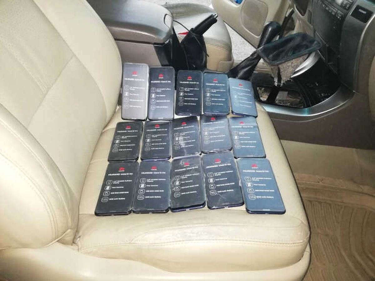 Van\'da 15 Adet Akıllı Kaçak Cep Telefonu Ele Geçirildi