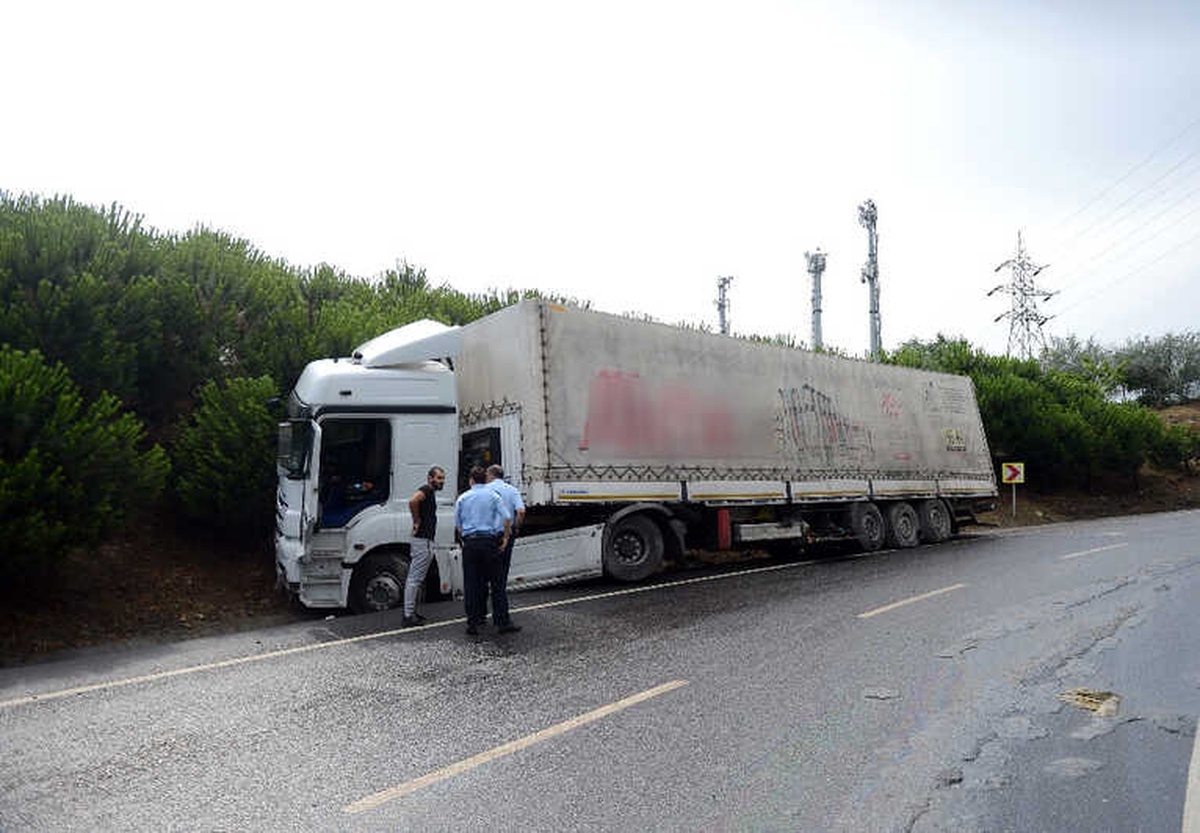 Yağmur Kaza Getirdi Tır Yan Yattı