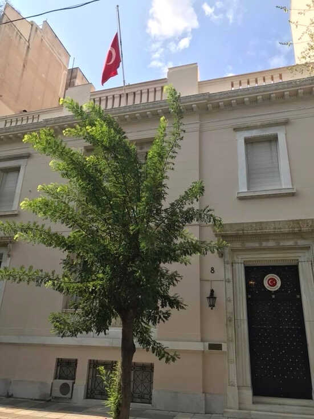 Yunanistan Yas İlan Etti, Türkiye\'nin Atina Büyükelçiliğinde Bayrak Yarıya İndirildi