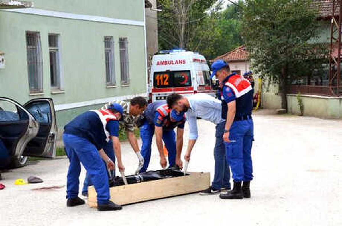 Ablasını Kaçırıp Evlenen Gencin Dedesini Öldürdü, Babasını Yaraladı
