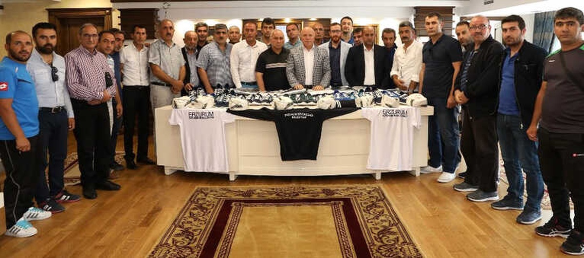 Büyükşehir\'den Amatör Futbol Kulüplerine Malzeme Desteği