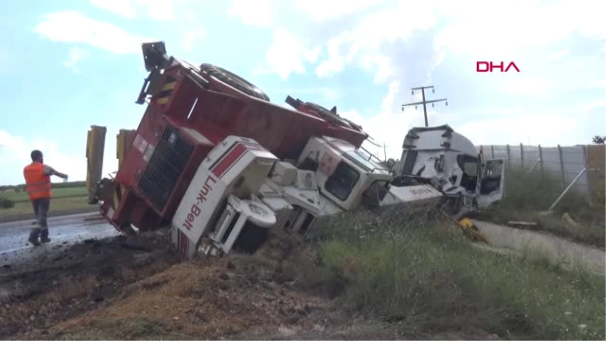 Edirne Vinç Yüklü Tır Devrildi, Türkiye\'yi Yunanistan\'a Bağlayan Yol Kapandı