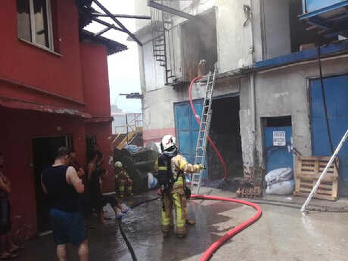 Ek Bilgi ve Fotoğraflarla// Bayrampaşa\'da 2 Katlı İmalathanede Yangın