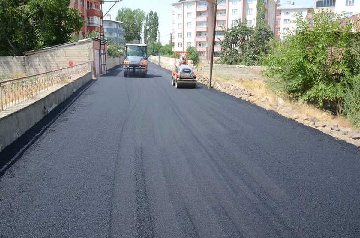 Erciş\'te Yol Asfaltlama Çalışması