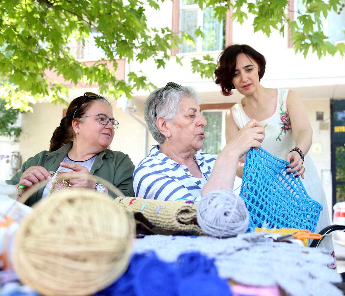Eski Kuşak Modayı "Örgü Örerek" Takip Ediyorlar