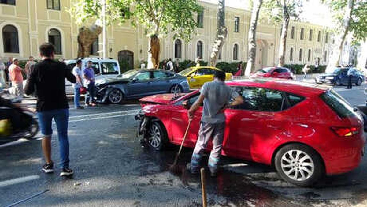 Geniş Haber) Dolmabahçe\'de İki Araç Kafa Kafaya Çarpıştı: 2 Yaralı