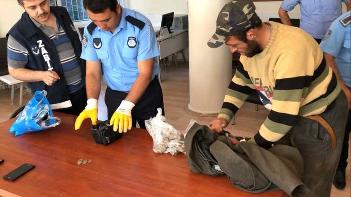 Gezgin Dilencinin Her Yerinden Madeni Para Fışkırdı