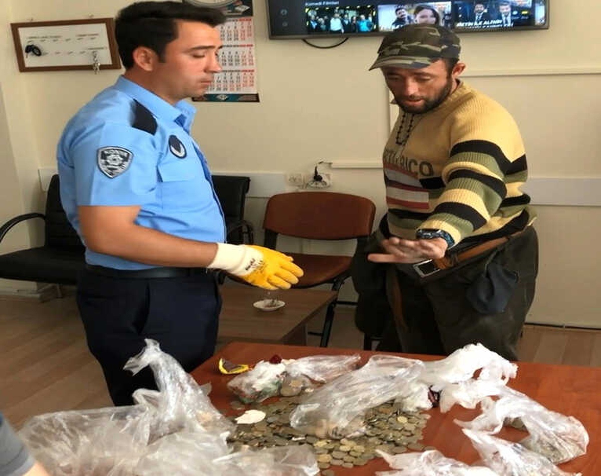 Gezgin Dilencinin Her Yerinden Para Fışkırdı