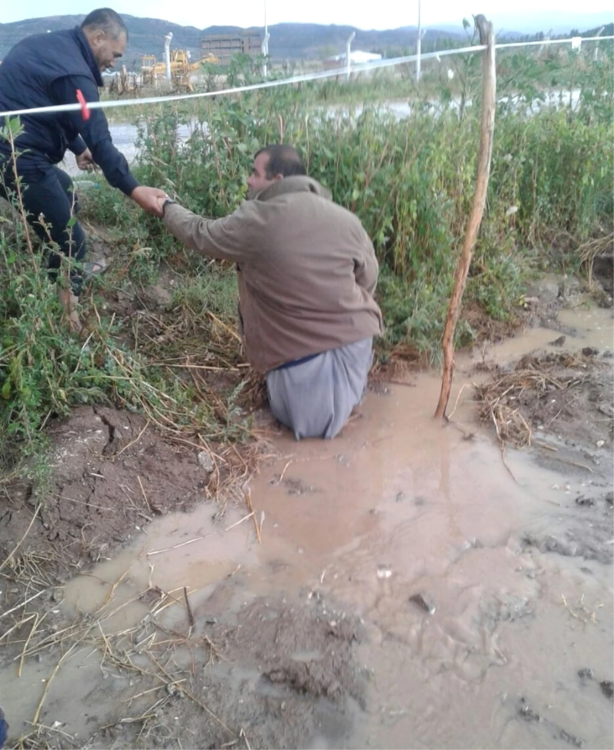 Gümüşhacıköy\'de Tarım İşçilerinin Çadırlarını Su Bastı