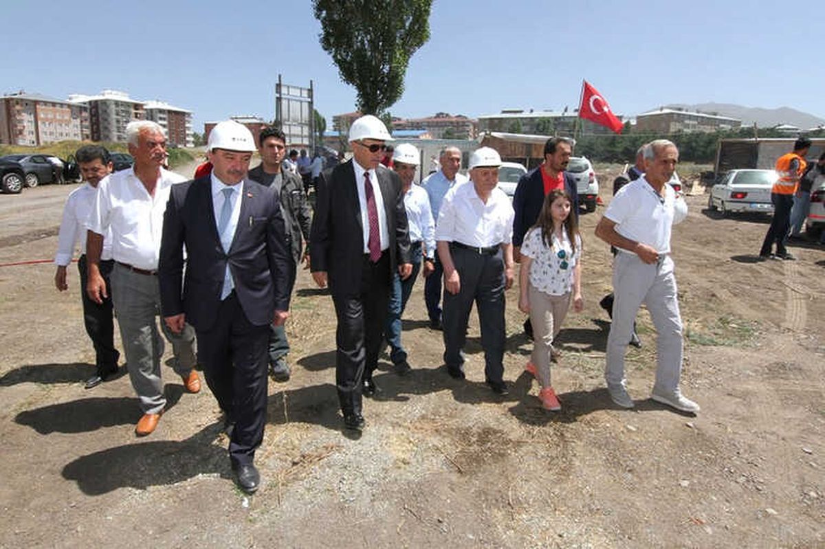 Hayırsever İşadamı Rauf Azak\'tan İmam Hatip Ortaokulu