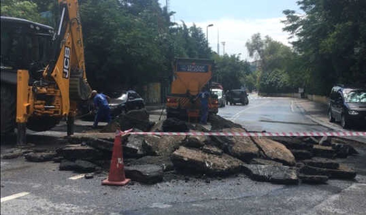 İstanbul\'da Sağanak Nedeniyle Yol Çöktü