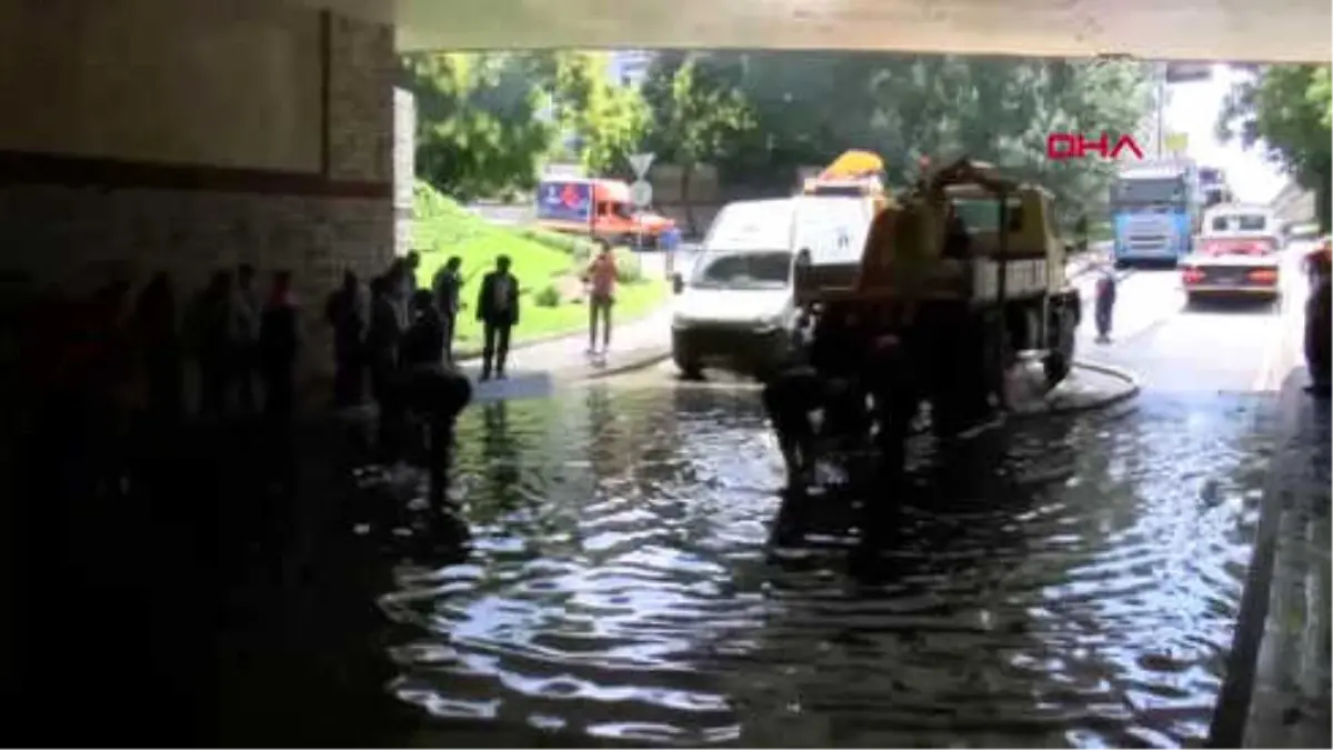 İstanbul İncirli Alt Geçidi Su Birikintisi Nedeniyle Kapandı-1