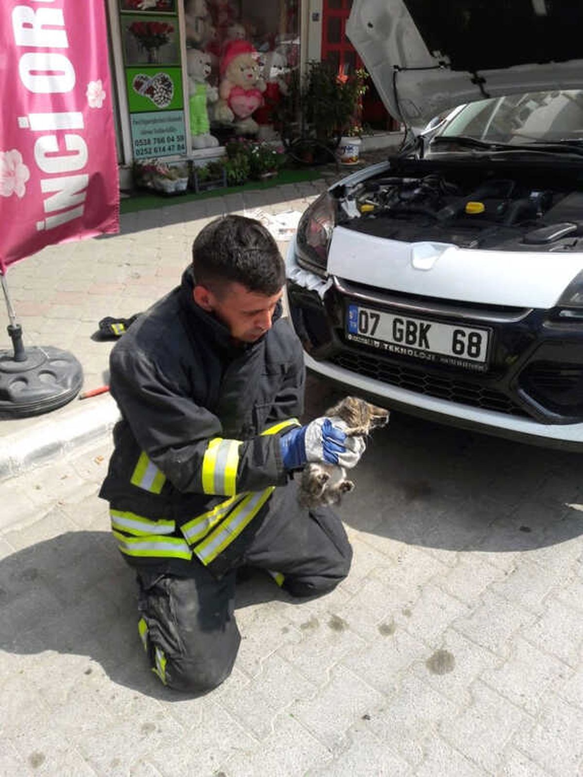 İtfaiye\'den Kedi Kurtarma Operasyonu