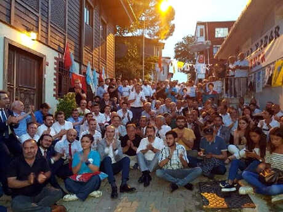 İyi Parti Teşkilatları, Akşener\'in Evinin Önünde İkna Nöbetine Başlıyor