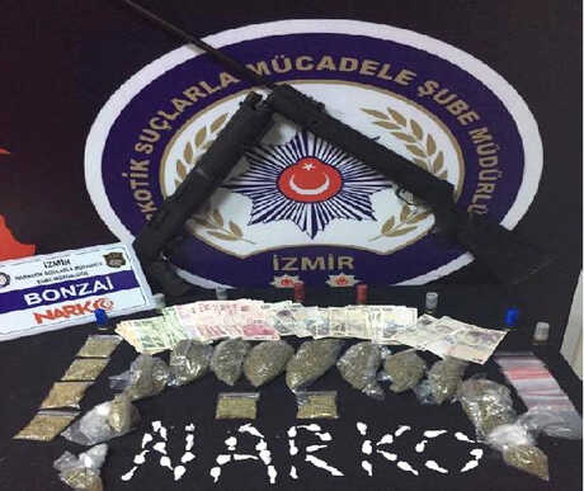 İzmir\'de Polisten Uyuşturucu Ticaretine Ağır Darbe