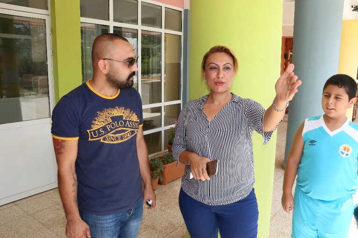 Kaybolan Maymununu Tarlada Sokakta Arıyor