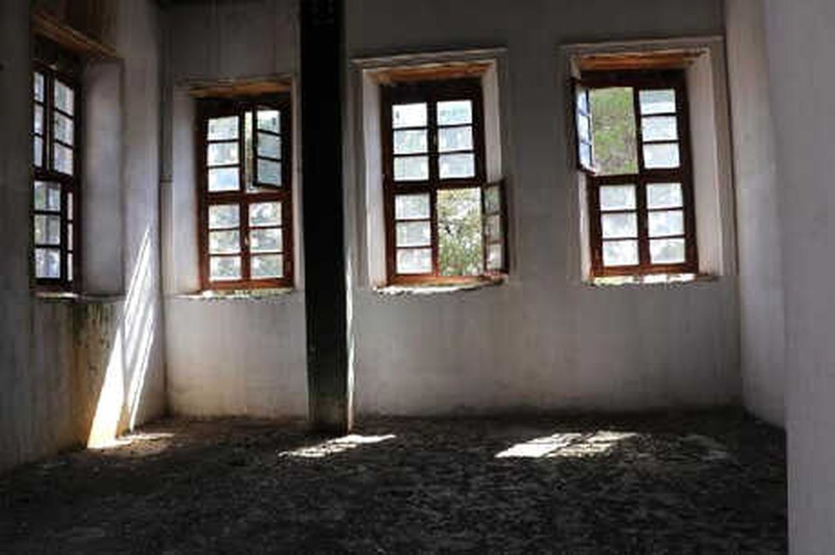 Kula\'da 175 Yıllık Okul Binası Harap Halde