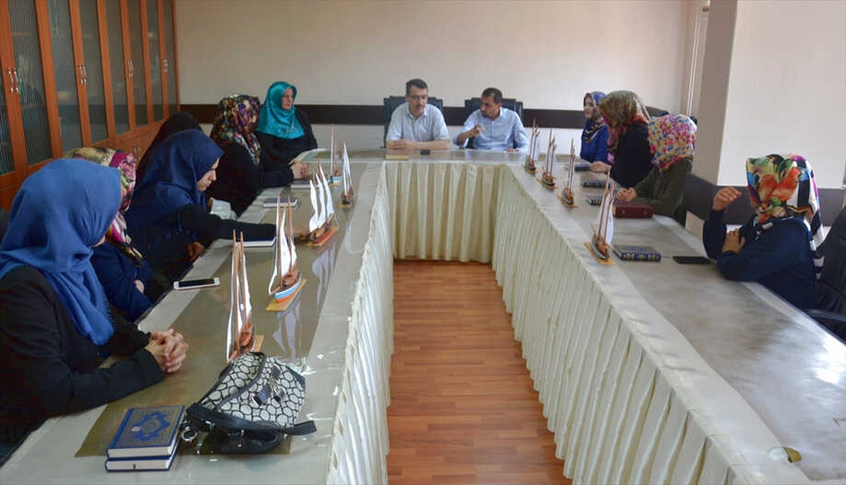 Kur\'an Kursunu Bitiren Öğreticilere Sertifikaları Verildi