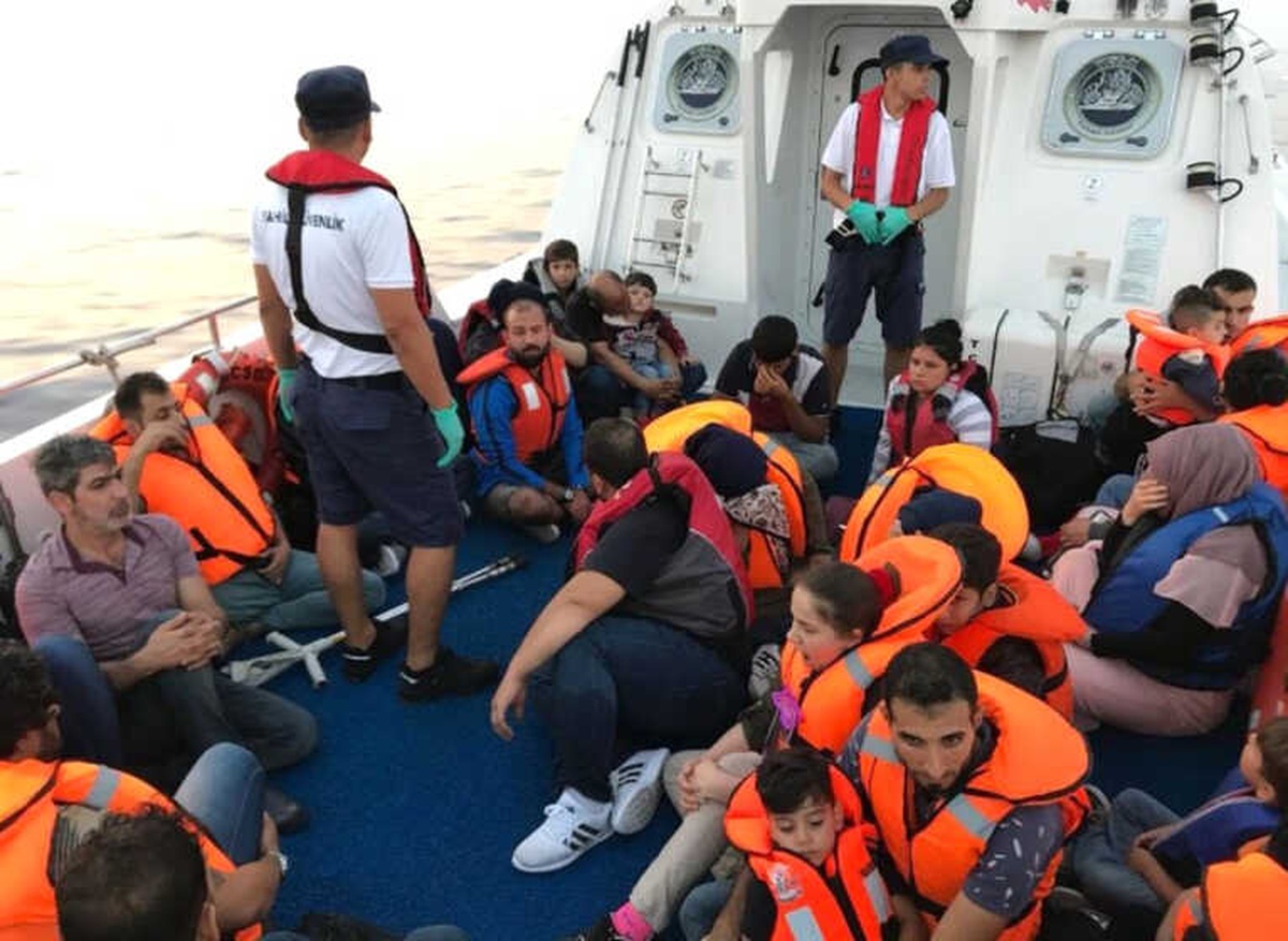 Kuşadası ve Didim\'de 21\'i Çocuk 55 Kaçak Göçmen Yakalandı