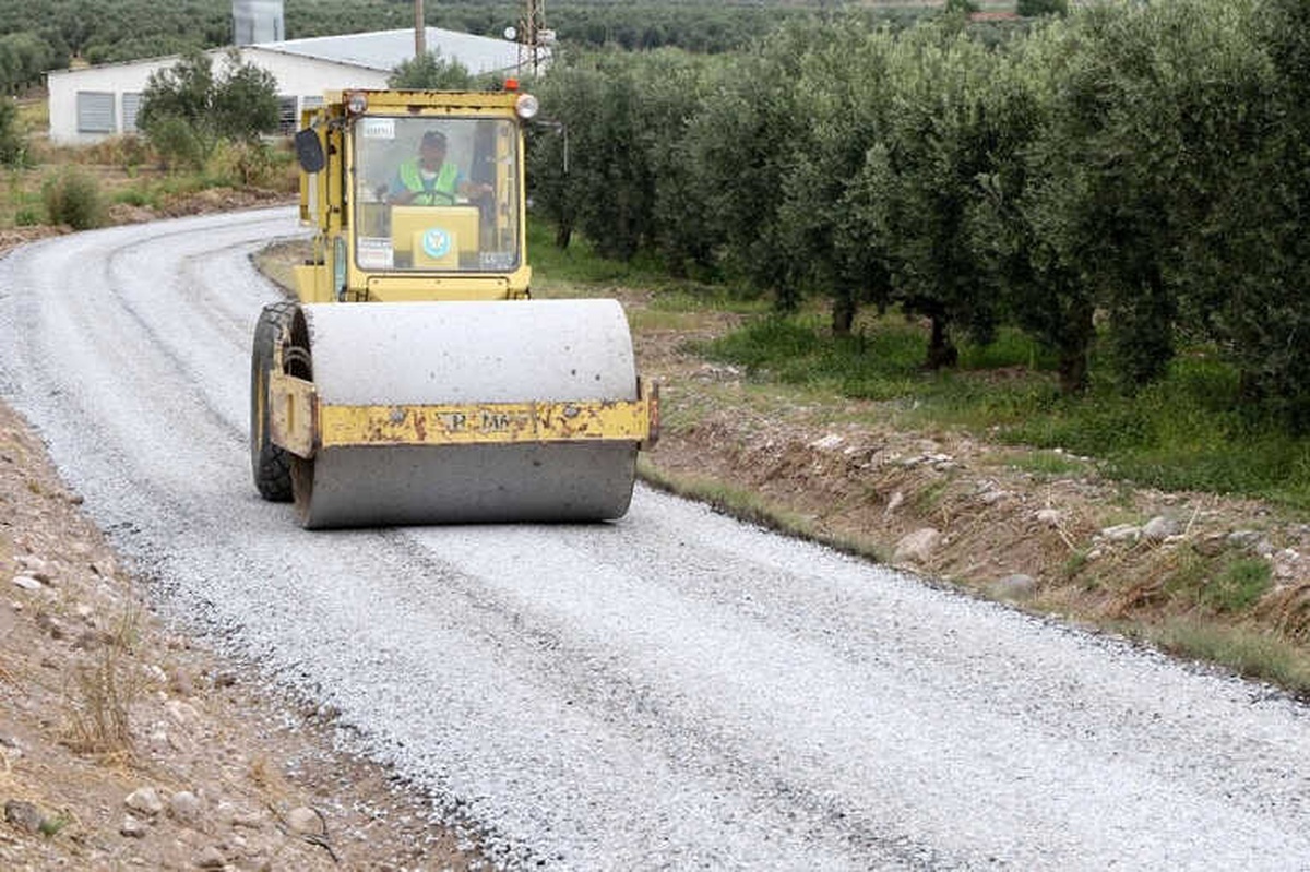 Manisa\'da 28 Mahalleyi Sevindiren Asfalt Çalışması