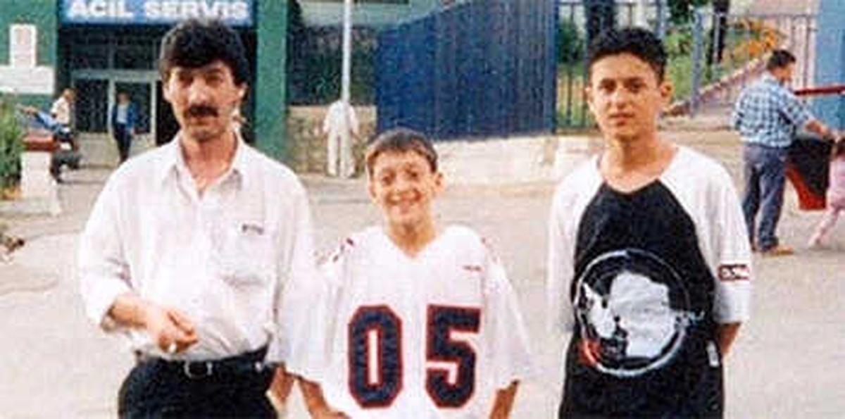 Mesut Özil\'in Küçüklük Fotoğrafı Sosyal Medyayı Salladı