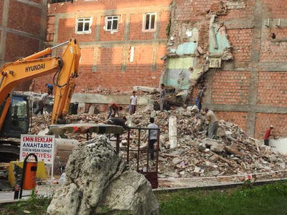 Moloz Yığını Arasında Hurda Demir Topluyorlar