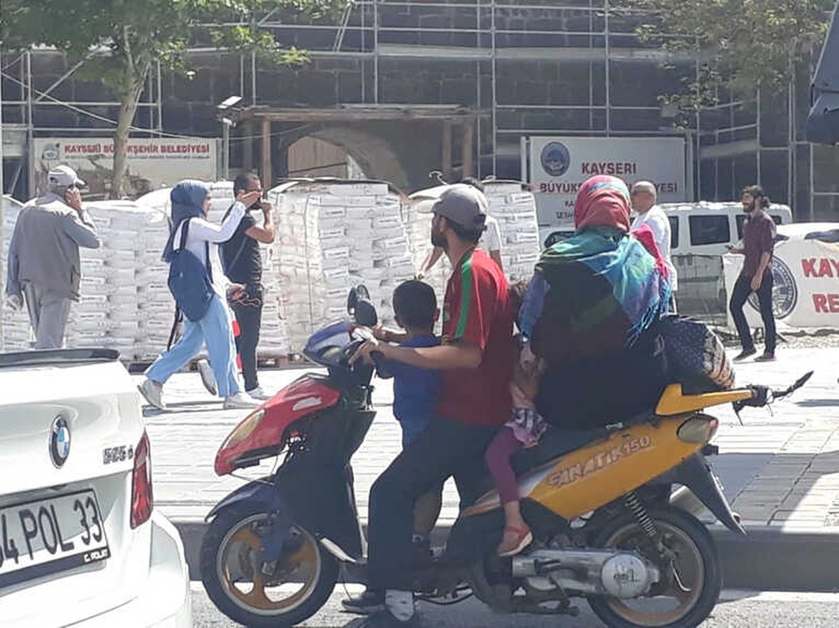 Motosiklet Üzerinde Tehlikeli Yolculuk