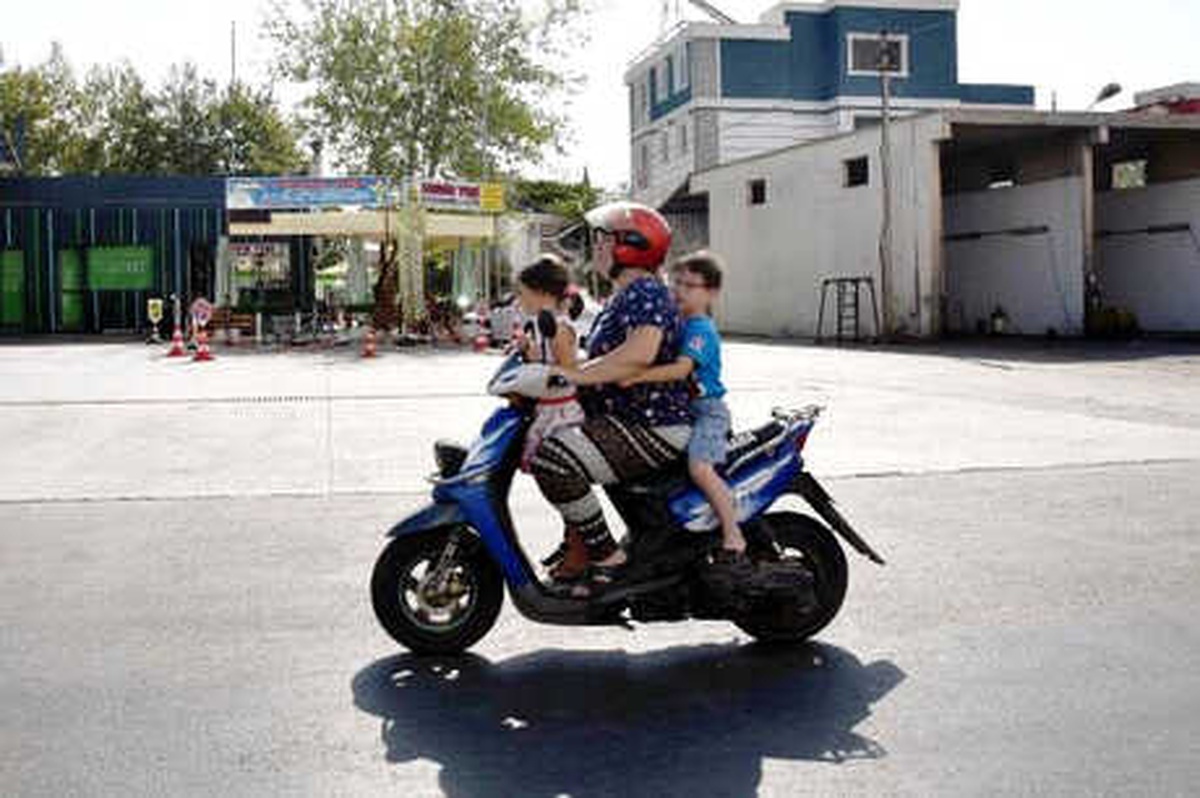 Motosikletli Annenin Tepki Çeken İhmali