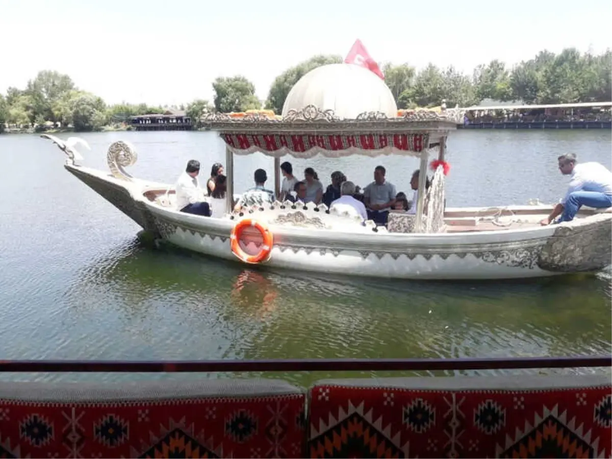 Nikahı Göldeki Kayıkta Kıydılar