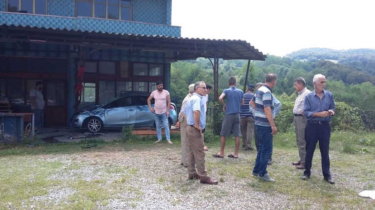 Otomobil Evin Terasına Uçtu: 2 Yaralı