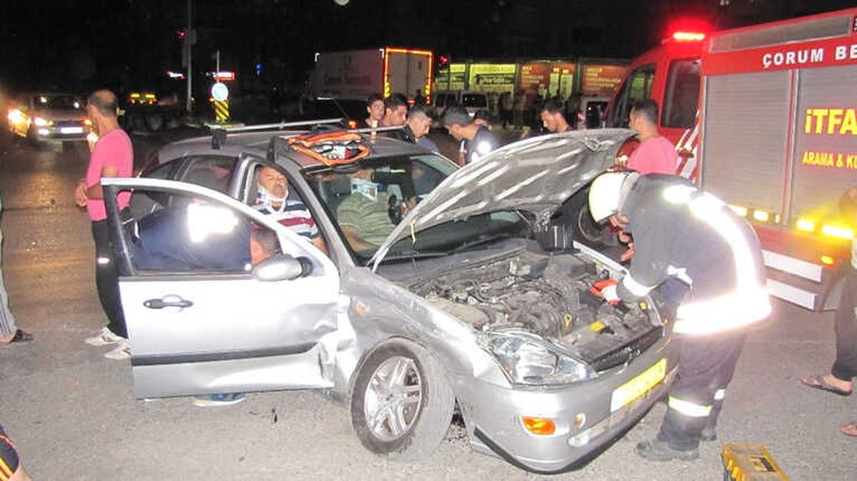 Otomobiller Çarpıştı: 5 Yaralı