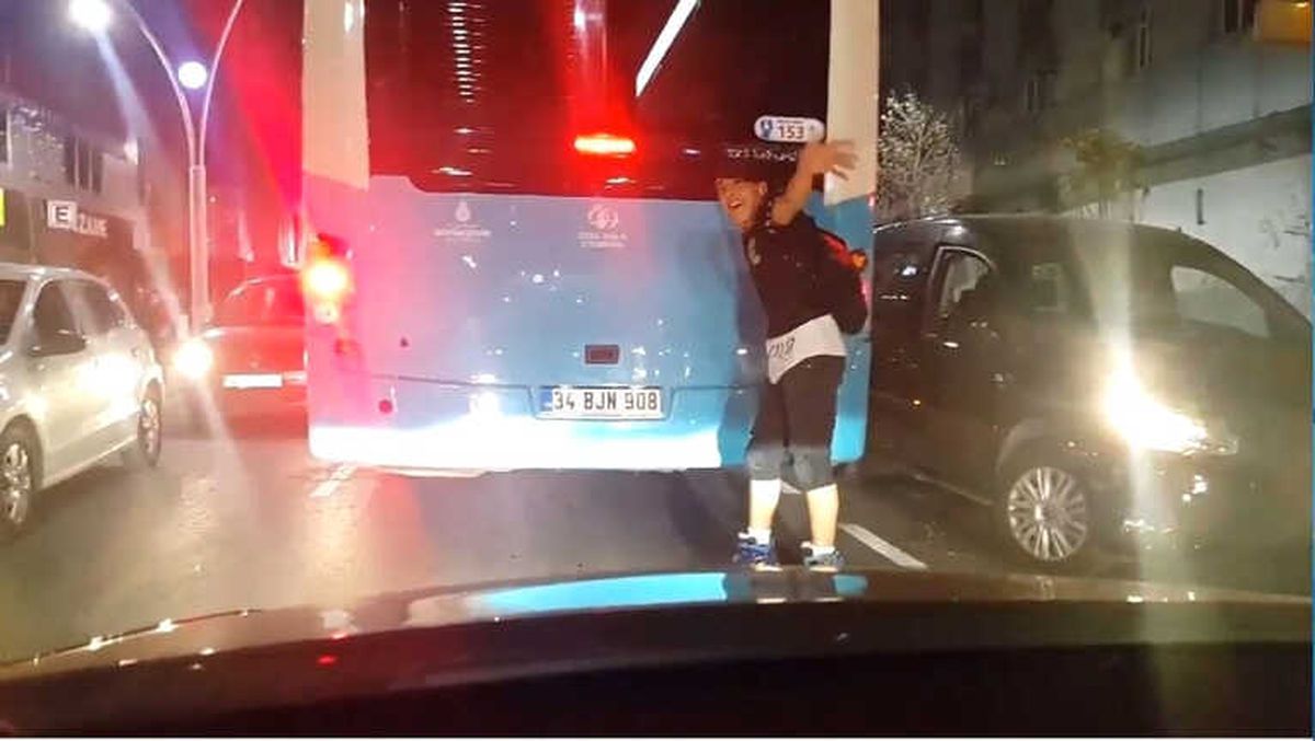 İstanbul\'da Patenli Gencin Tehlikeli Yolculuğu Kamerada