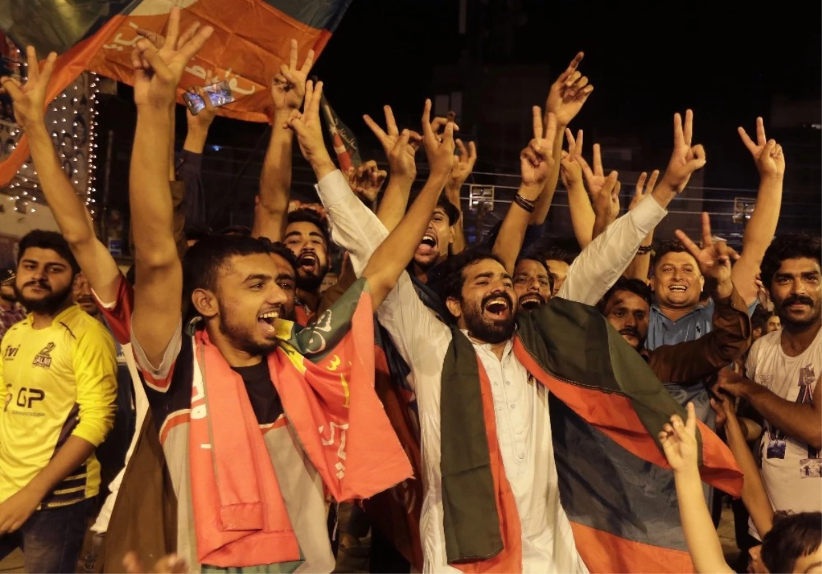 Pakistan Seçimlerinde Eski Kriketçi Galibiyete Yakın