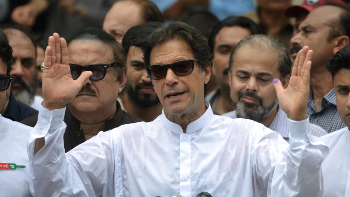 Pakistan Seçimlerinde Eski Kriketçi İmran Han Önde, Rakipleri \'Hile Yapıldı\' Diyor