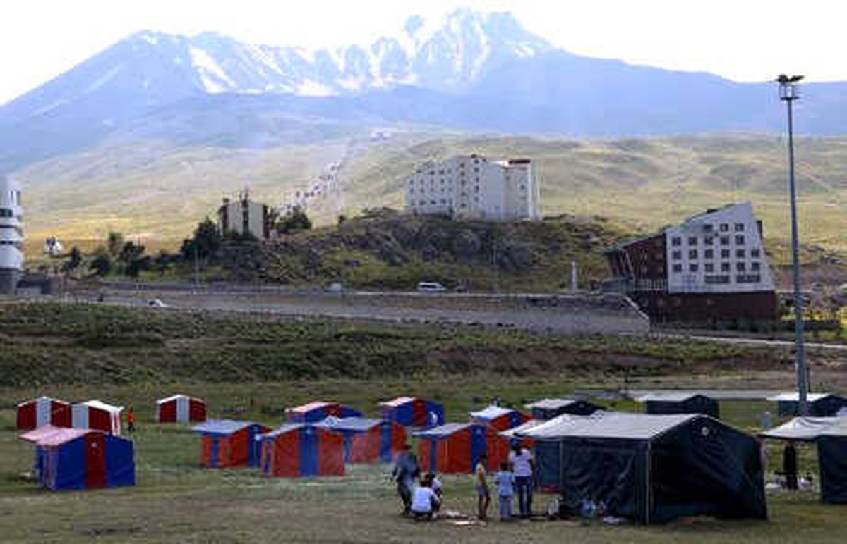 Sıcaktan Bunalanlar Erciyes Dağı\'ndaki Kampta Kalıyor