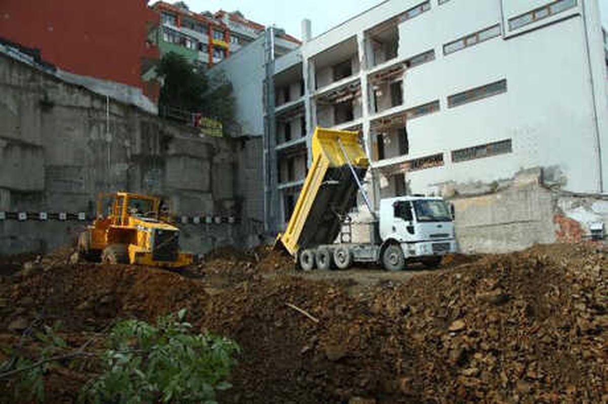 Sütlüce\'de Çöken Bina; Toprak Kaymasına Neden Olan Temel Çukuru Dolduruluyor