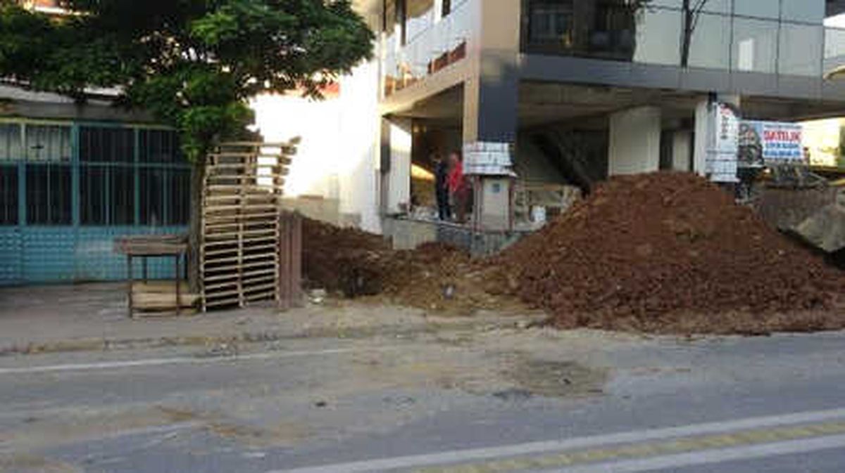 Toprak Altında Kalan 2 İşçi Yaralandı