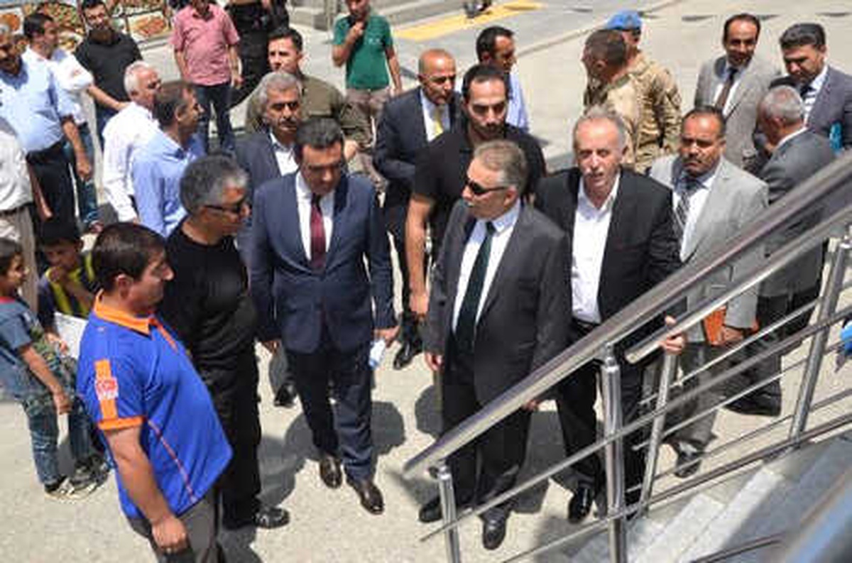 Vali, Simülasyon Tır\'ında 6.6 Büyüklüğündeki Depremi Yaşadı