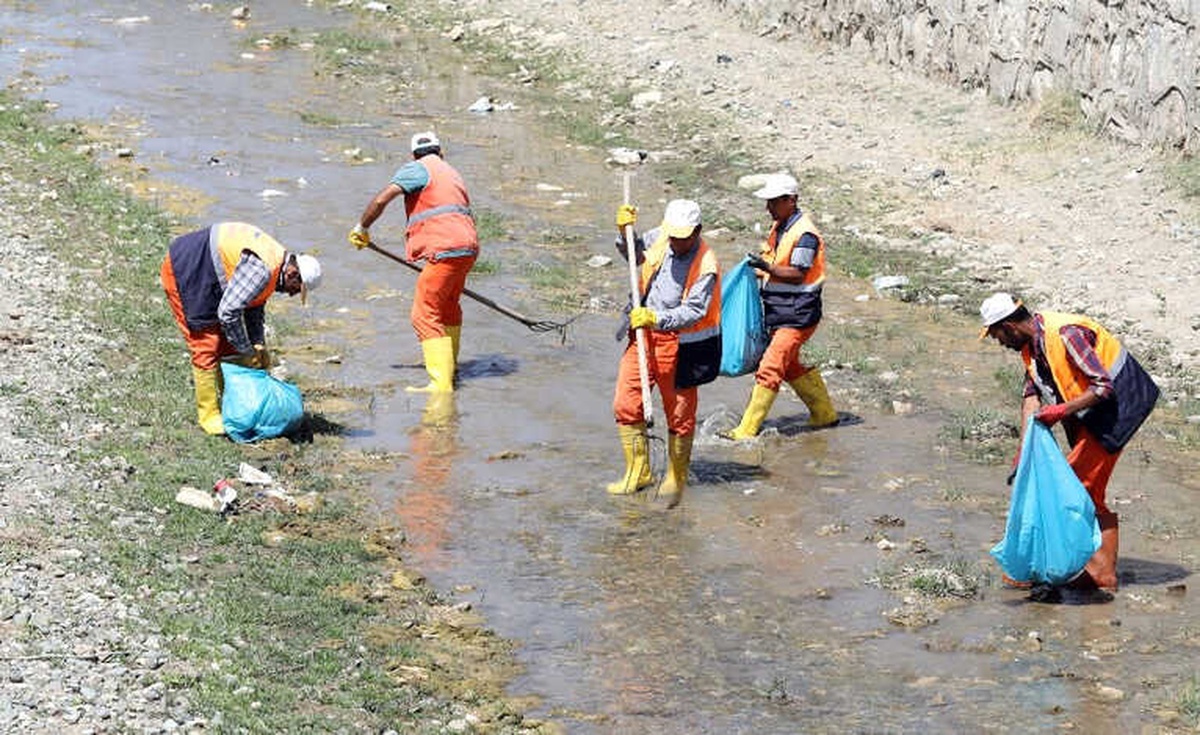 Van Gölü\'ne Dökülen Derelerde Temizlik Çalışması