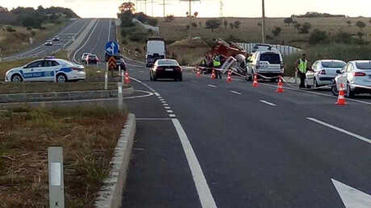 Vinç Yüklü Tır Devrildi, Türkiye\'yi Yunanistan\'a Bağlayan Yol Kapandı (2)