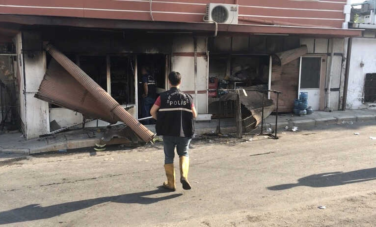 Yakınının Öldüğünü Duydular, Katil Zanlısının Evini ve İş Yerini Kundakladılar