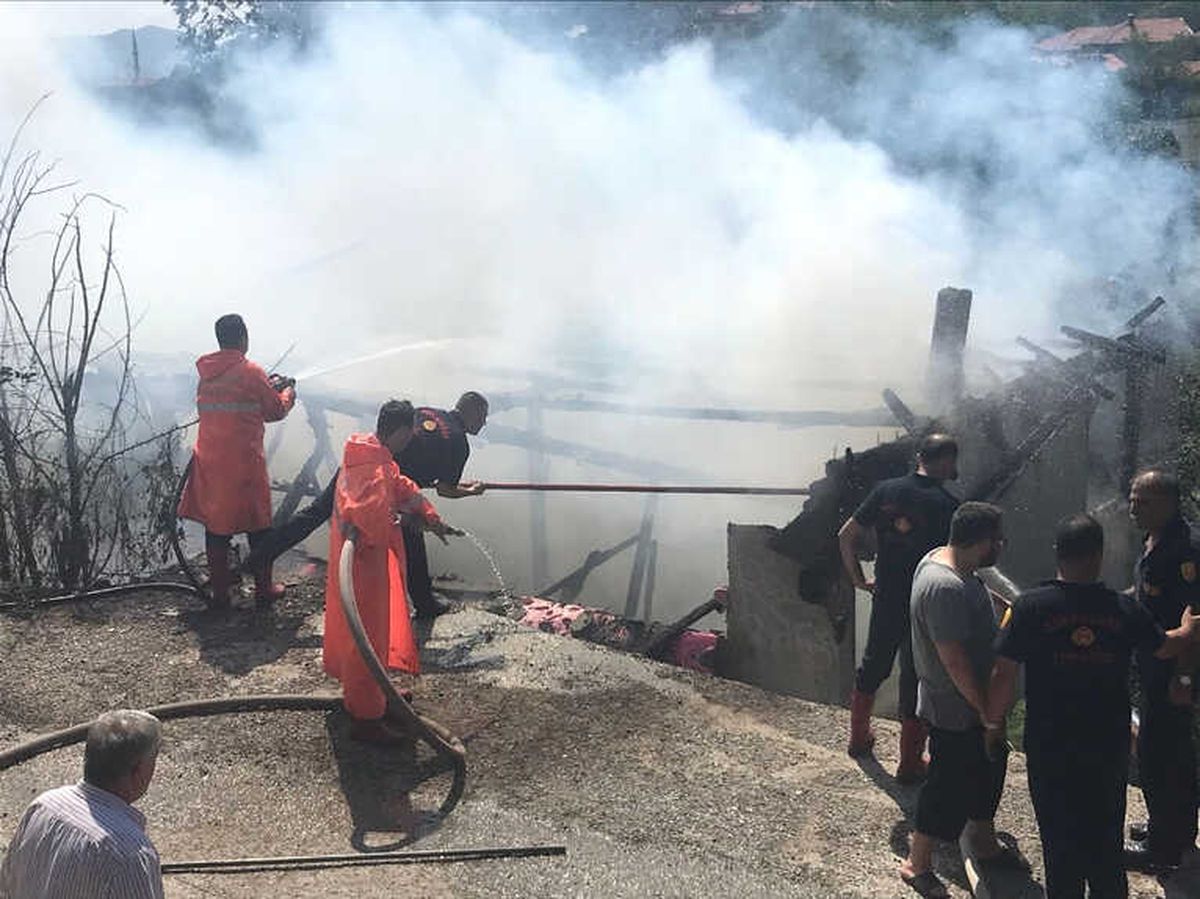 Yardımlarla Yapılan Ev Yanarak Kül Oldu