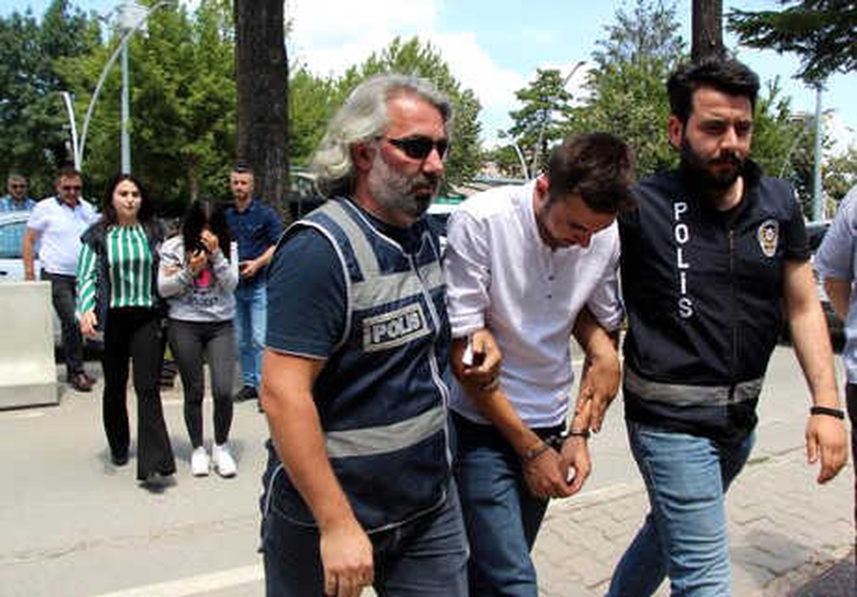 Yeni Evlendiklerini Söyleyip, Kuyumcuyu Sahte Altınla Dolandırdılar