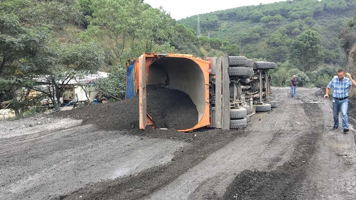 Yol Çalışması Yapan Damperli Kamyon Yan Yattı