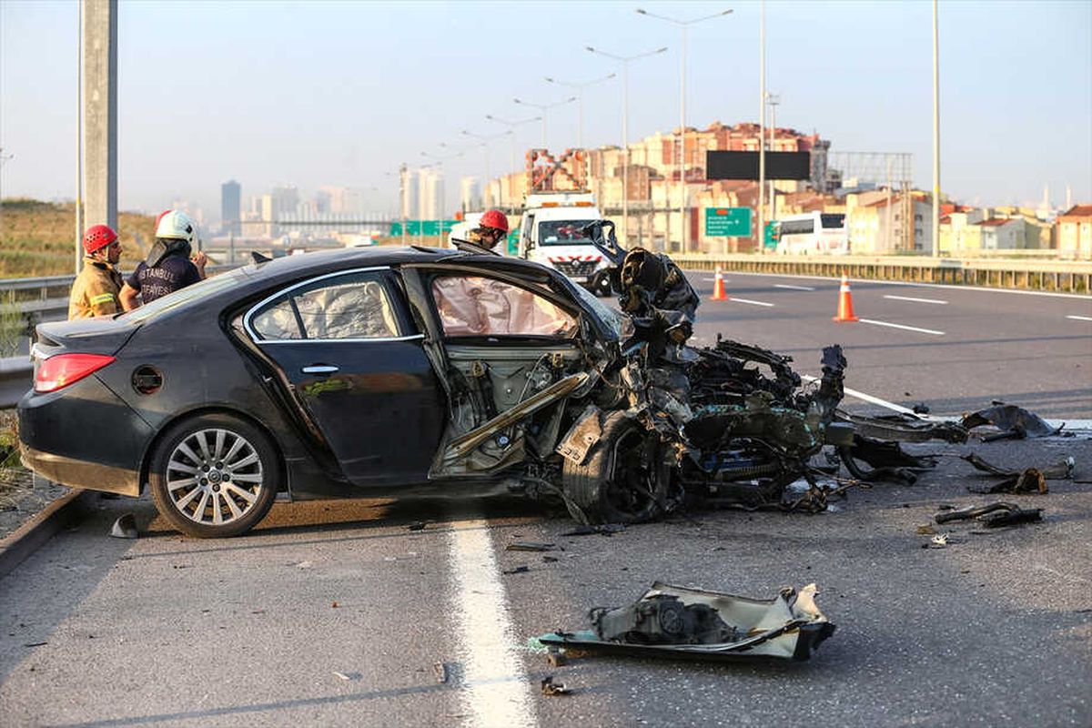 Başakşehir\'de Trafik Kazası: 2 Yaralı