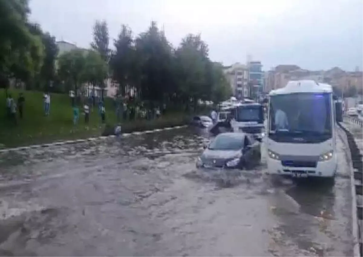 Bayrampaşa\'da Yollar Sular Altında Kaldı