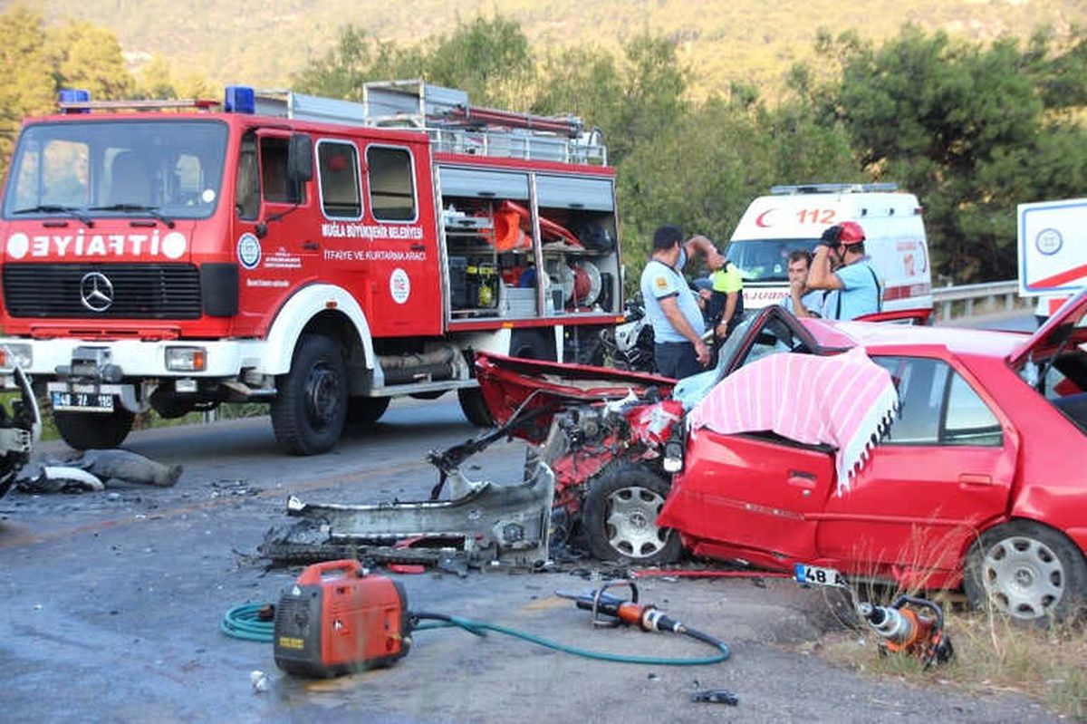 Bodrum\'da İki Araç Kafa Kafaya Çarpıştı: 1 Ölü, 3 Yaralı