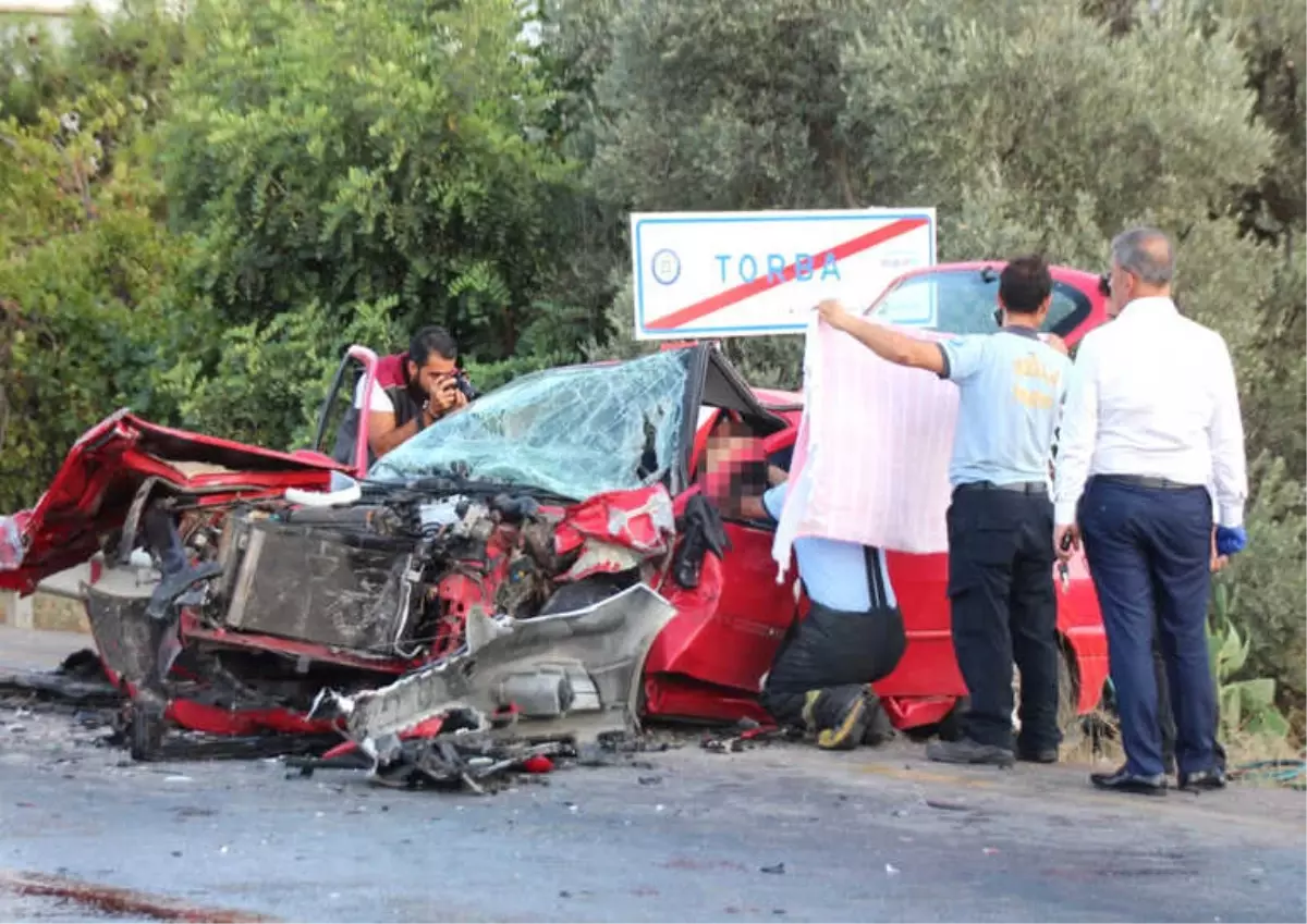 Bodrum\'da İki Araç Kafa Kafaya Çarpıştı: 1 Ölü, 3 Yaralı